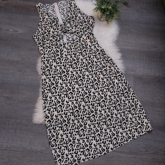 Leith Leopard print Front Twist Dress

Size Large - Picture 9 of 11
